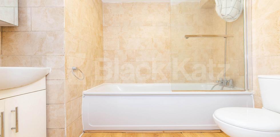 			3 Bedroom, 1 bath, 1 reception Apartment			 Criterion Mews, ARCHWAY N19